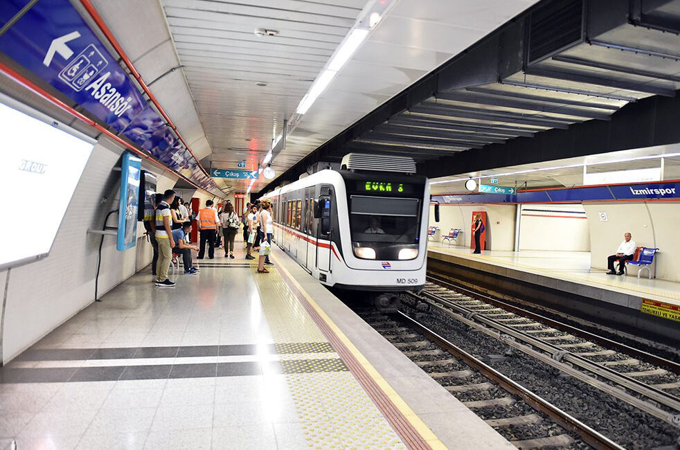 İzmir Metrosu’nda Arıza Krizi: Yolcular