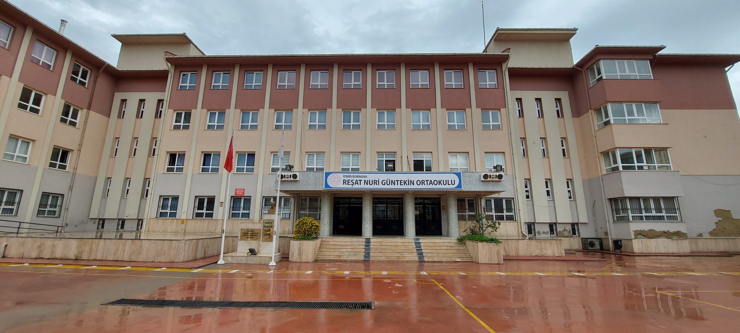 Bornova’da Okulda Güvenlik Önlemi Tartışma Yarattı: Eğitim-İş’ten Açıklama İzmir’in&nbsp;Bornova&nbsp;ilçesinde bulunan&nbsp;Reşat