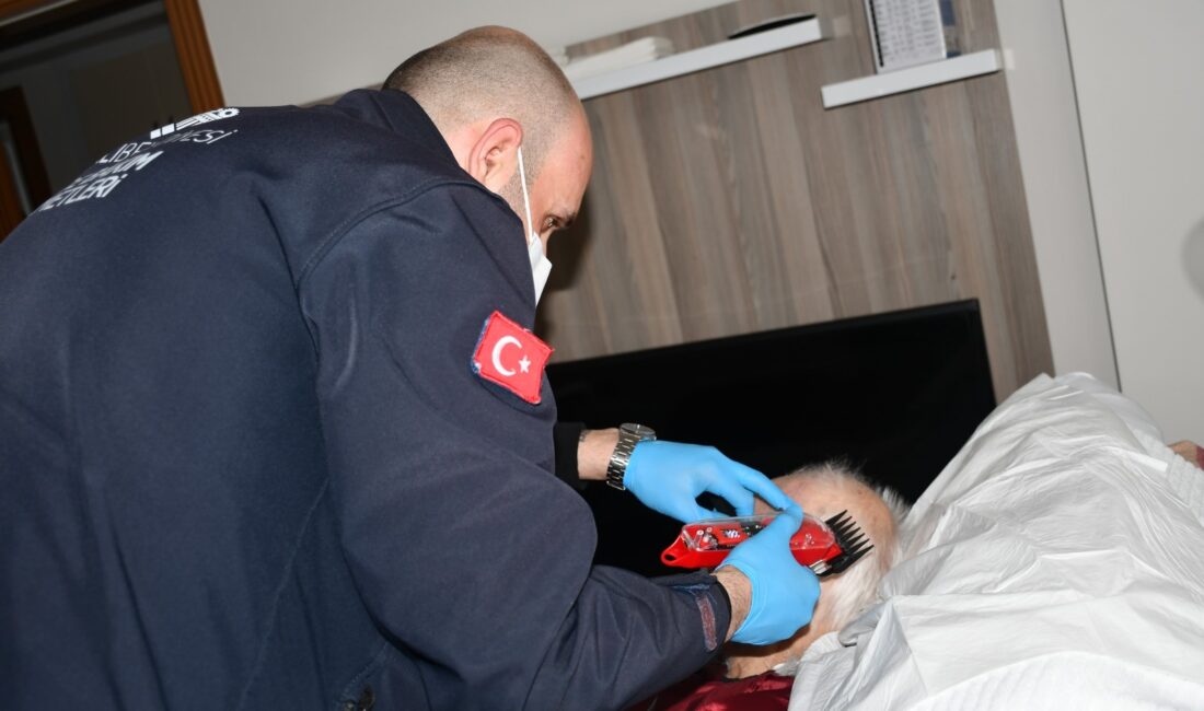İzmir’in Torbalı ilçesinde belediye tarafından hayata geçirilen “Evde Temizlik ve