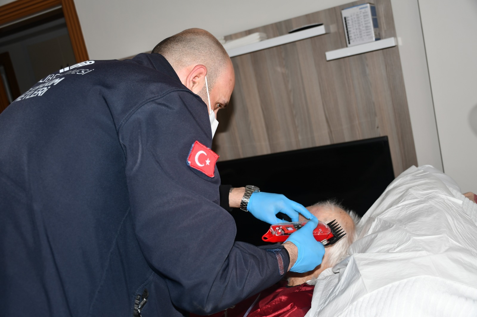 İzmir’in Torbalı ilçesinde belediye tarafından hayata geçirilen “Evde Temizlik ve