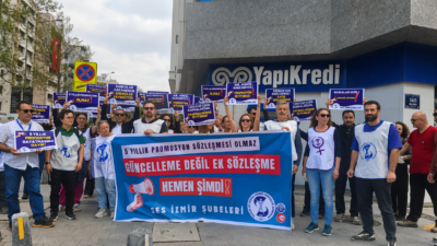 İzmir’de sağlık ve sosyal hizmet emekçileri, banka promosyon anlaşmalarına tepki