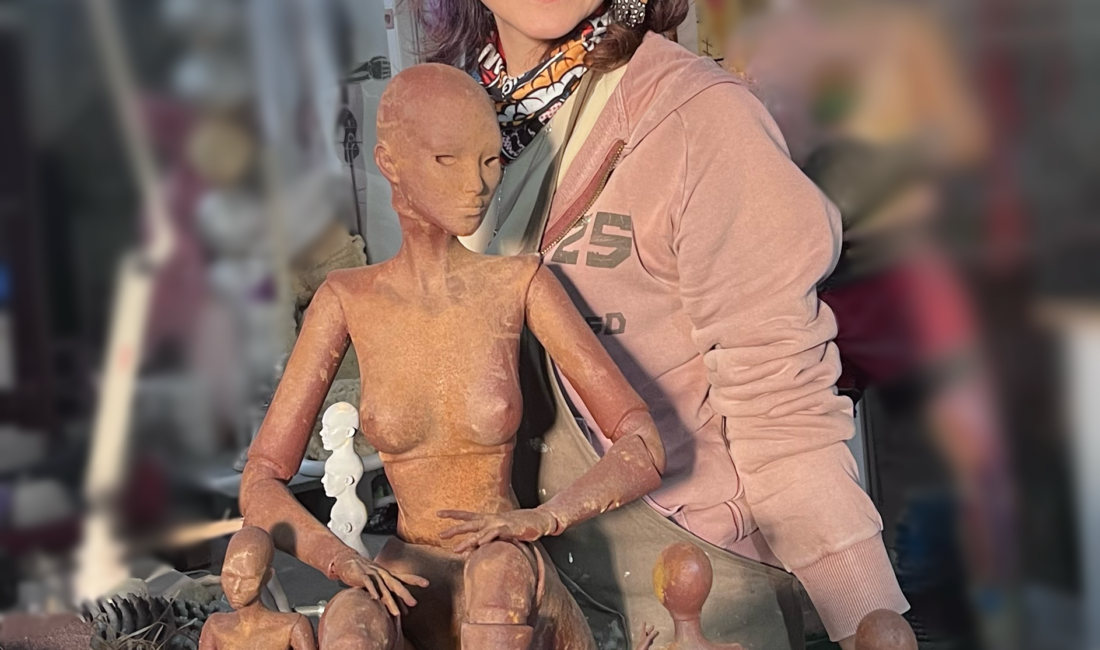 İzmir doğumlu sanatçı Aslı Özer, insan bedenini merkezine alan çalışmalarıyla