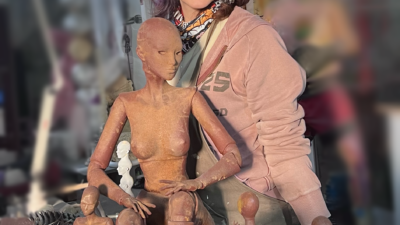 İzmir doğumlu sanatçı Aslı Özer, insan bedenini merkezine alan çalışmalarıyla