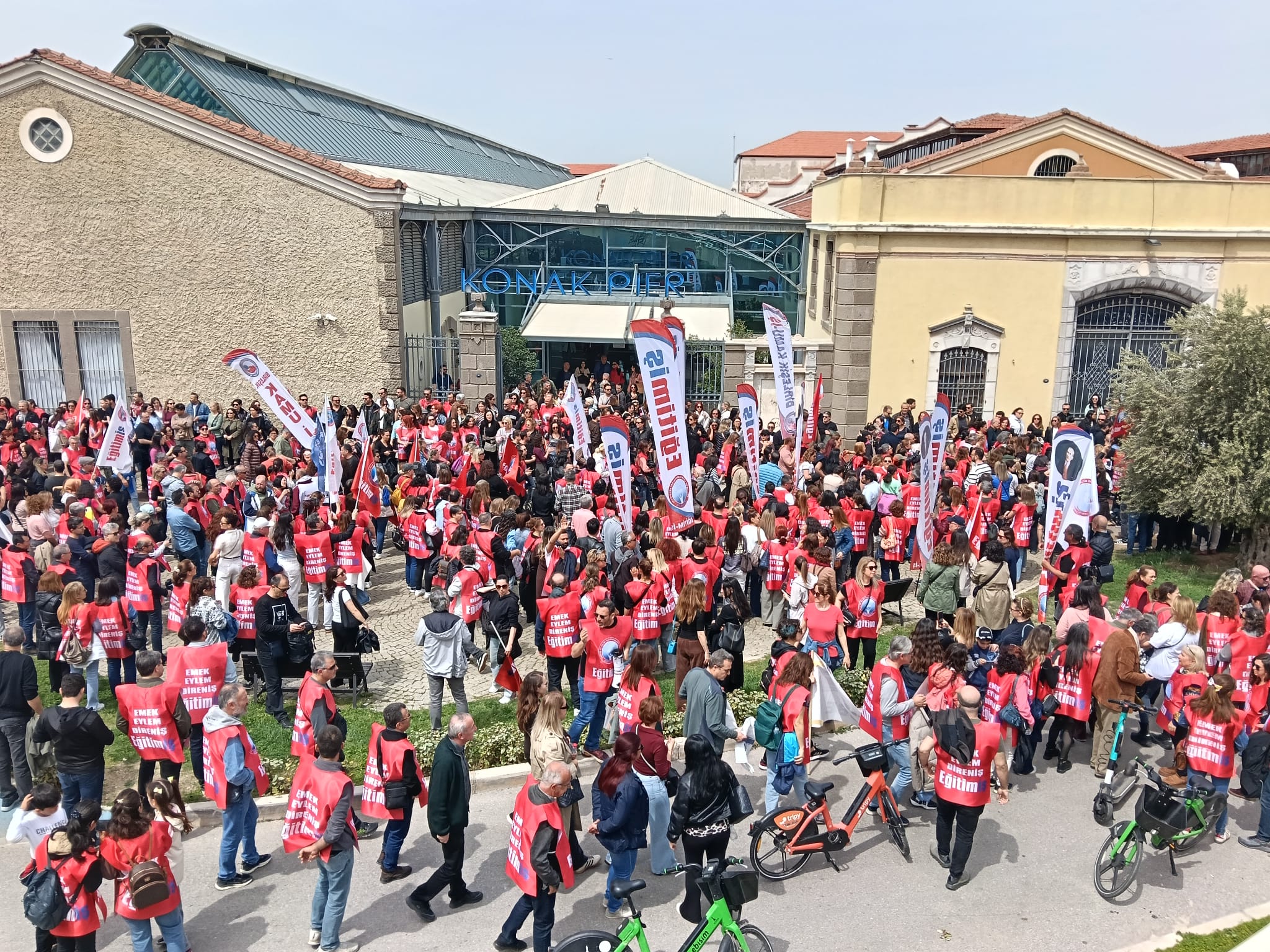 Öğretmenler Ayakta: Şiddete Karşı Türkiye Genelinde İş Bırakma Eylemi başladı.