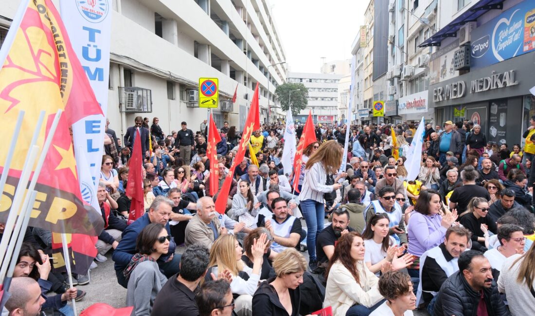 İzmir Milli Eğitim Müdürlüğü önünde toplanan Eğitim-Sen İzmir Şubeleri üyesi