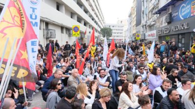 İzmir Milli Eğitim Müdürlüğü önünde toplanan Eğitim-Sen İzmir Şubeleri üyesi