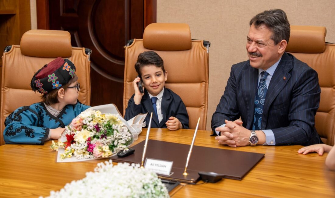 İzmir Adliyesi’nde 23 Nisan Coşkusu: Miniklerden Anlamlı Ziyaret 23 Nisan