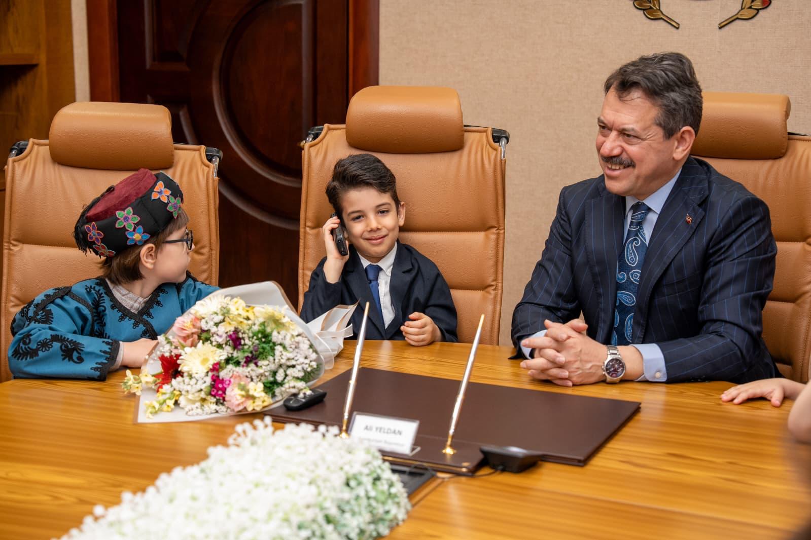 İzmir Adliyesi’nde 23 Nisan Coşkusu: Miniklerden Anlamlı Ziyaret 23 Nisan