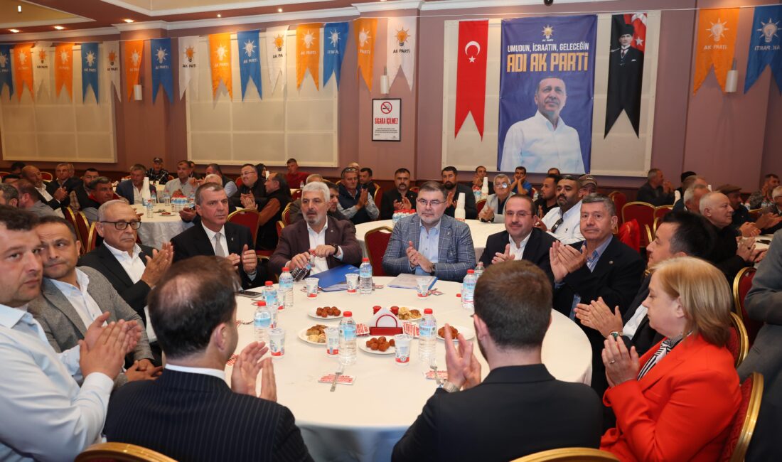 AK Parti İzmir İl Başkanlığı tarafından düzenlenen İlçe Yönetim Kurulu