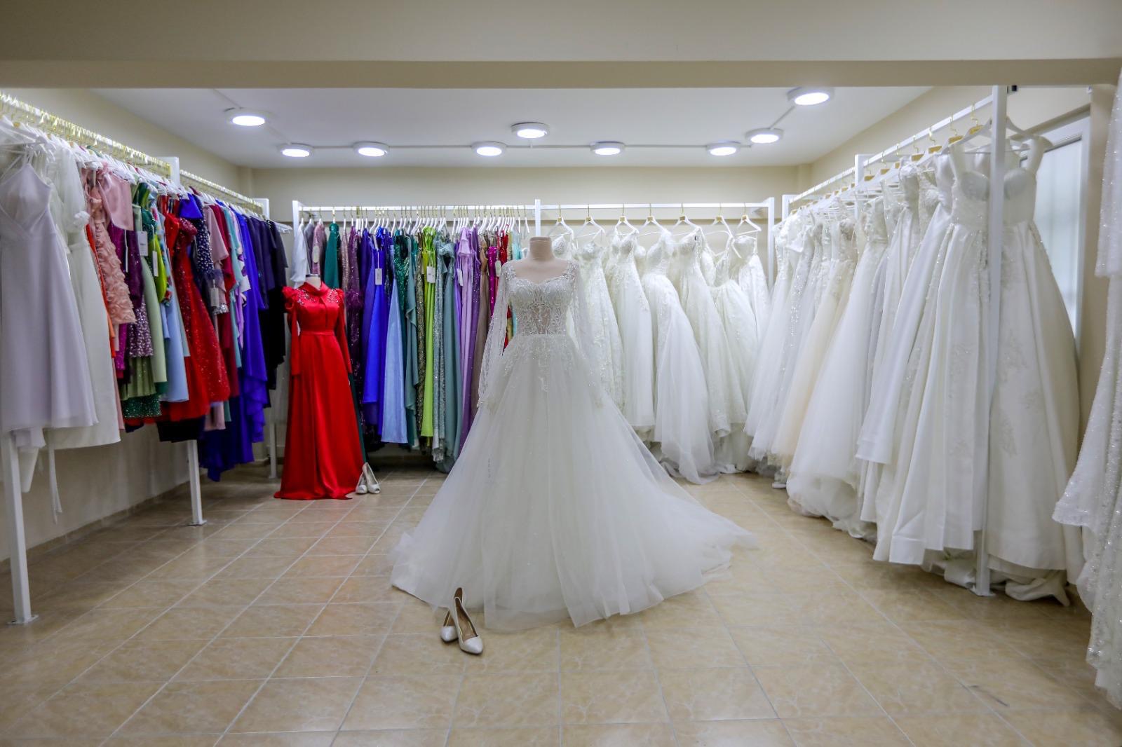 Bayraklı Belediyesi yeni evlenecekleri destek oluyor. Belediye gençleri en çok zorlayan gelinlik-damatlıklar konusunda yardımcı oluyor. 