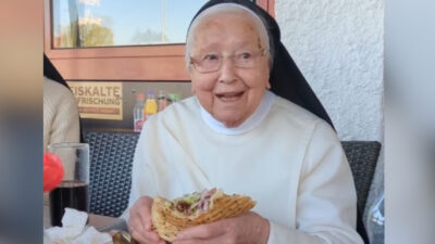 92 yaşındaki rahibenin ilk döner deneyimi viral oldu Almanya’da 92