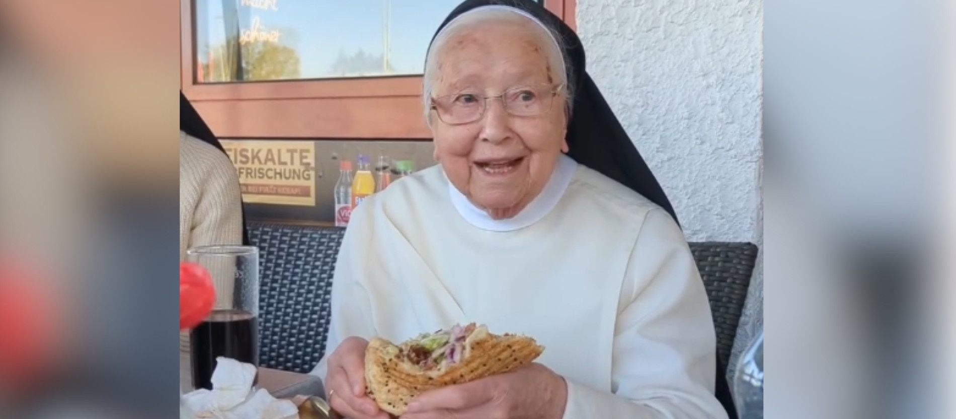 92 yaşındaki rahibenin ilk döner deneyimi viral oldu Almanya’da 92