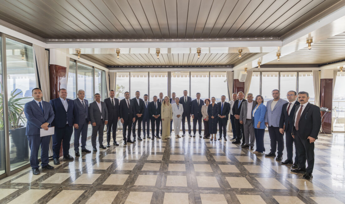 Cumhuriyet Halk Partisi (CHP) İzmir İl Başkanlığı, yerelden genele uzanan