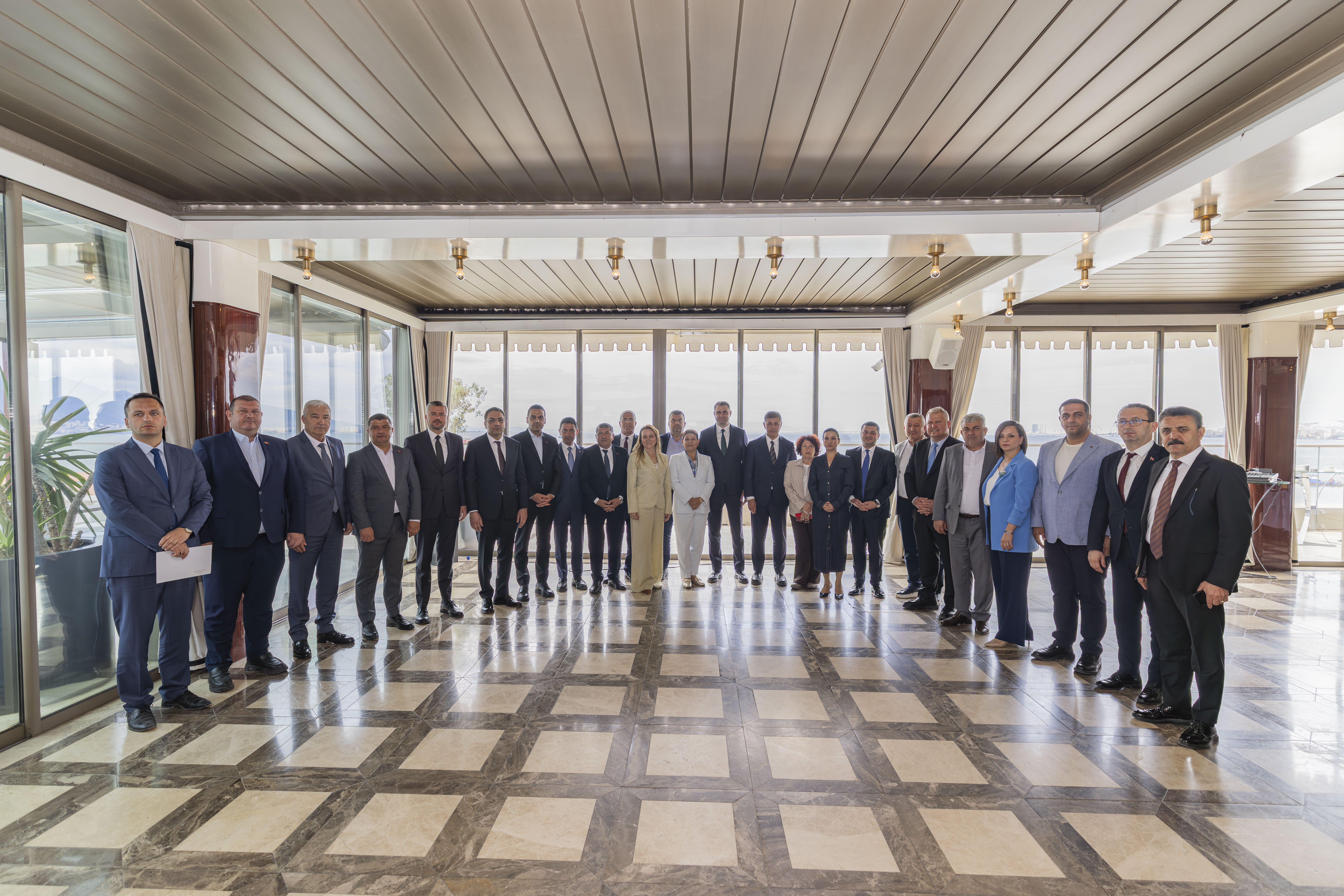 Cumhuriyet Halk Partisi (CHP) İzmir İl Başkanlığı, yerelden genele uzanan