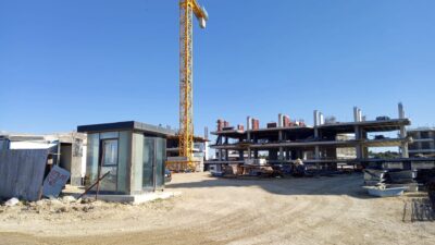 İzmir’in Çeşme ilçesine bağlı Ayasaranda bölgesinde devam eden bir inşaat