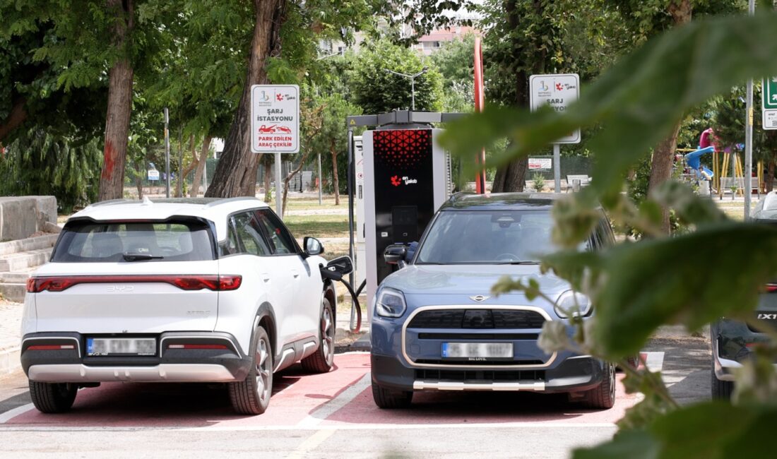 Bayraklı’da Elektrikli Araçlara Yeni Hizmet: 10 Noktada 20 Şarj Ünitesi