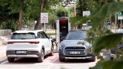 Bayraklı’da Elektrikli Araçlara Yeni Hizmet: 10 Noktada 20 Şarj Ünitesi