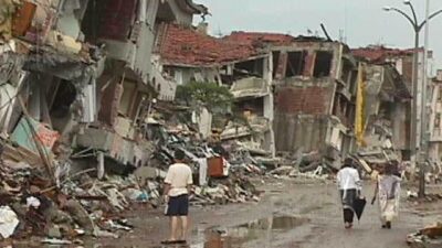 Gölcük Depremi’nin üzerinden 27 yıl geçse de İzmir’den bölgeye giderek