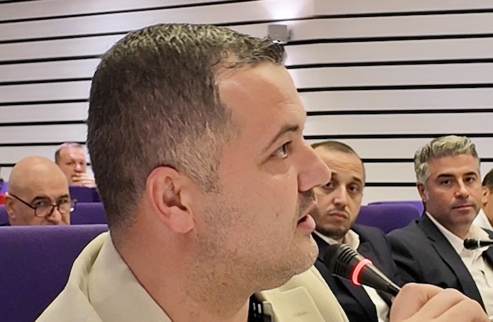 Buca Belediye Meclisi AK Parti Meclis Üyesi Hüseyin Oygur, maaşlarından