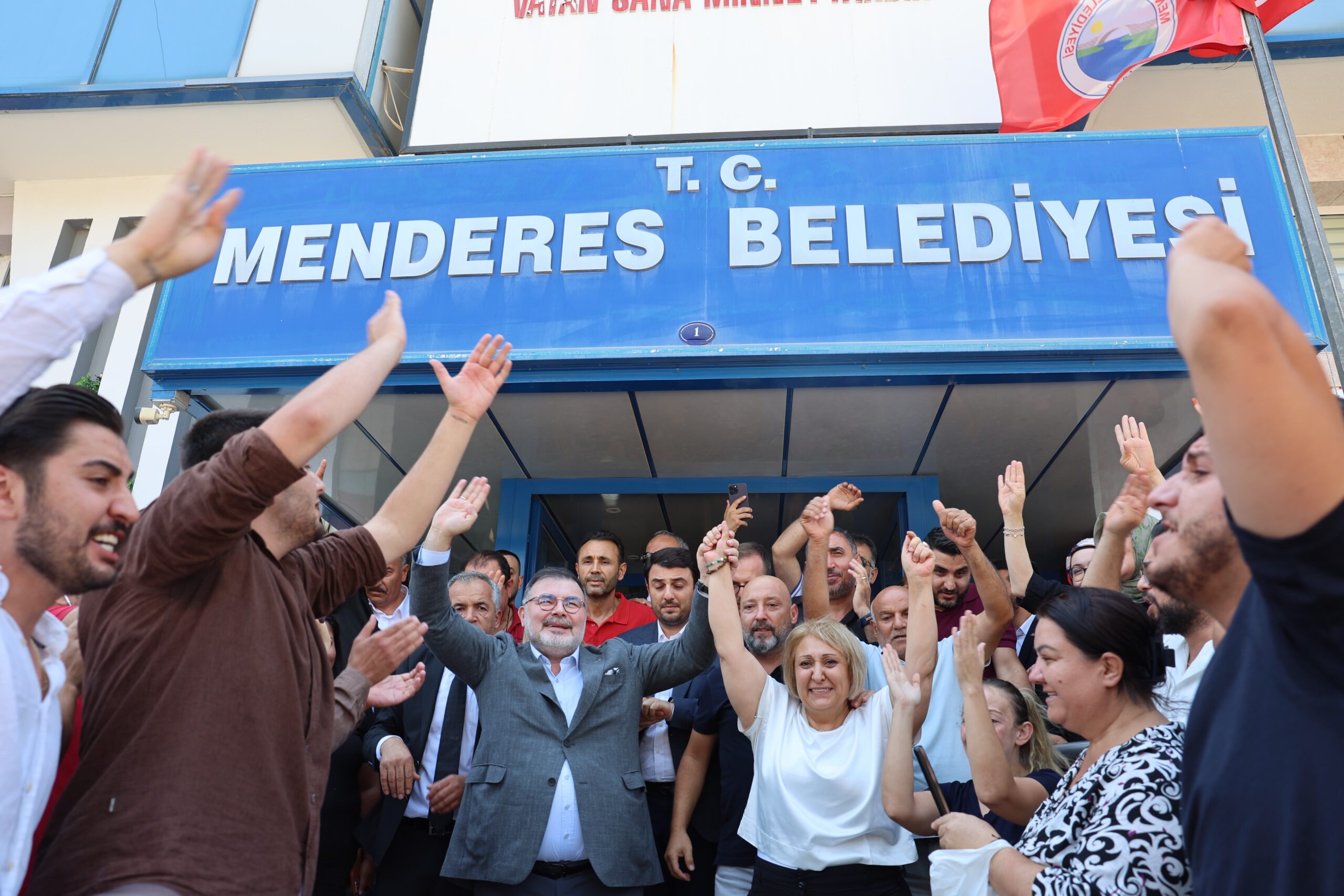 Menderes Belediye Başkan Vekili seçimlerini kazanan AK Parti teşkilatı zafer