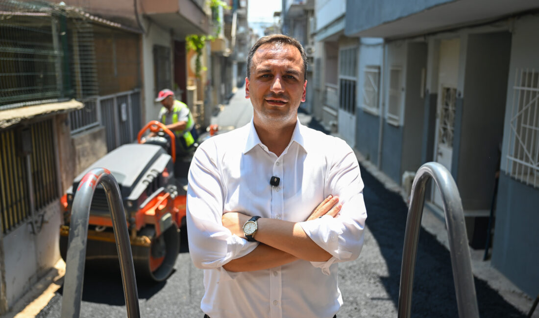 Bornova Belediyesi’nin Çamdibi’nde başlattığı asfalt atağı sürüyor. Başkan Ömer Eşki,