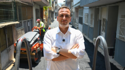 Bornova Belediyesi’nin Çamdibi’nde başlattığı asfalt atağı sürüyor. Başkan Ömer Eşki,
