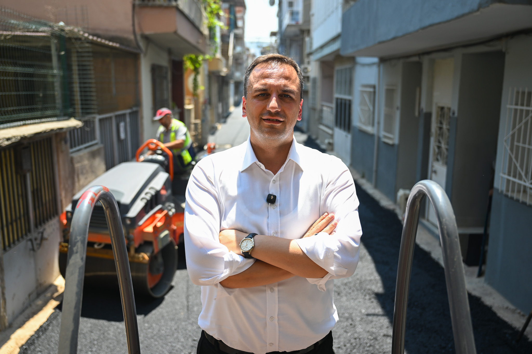 Bornova Belediyesi’nin Çamdibi’nde başlattığı asfalt atağı sürüyor. Başkan Ömer Eşki,