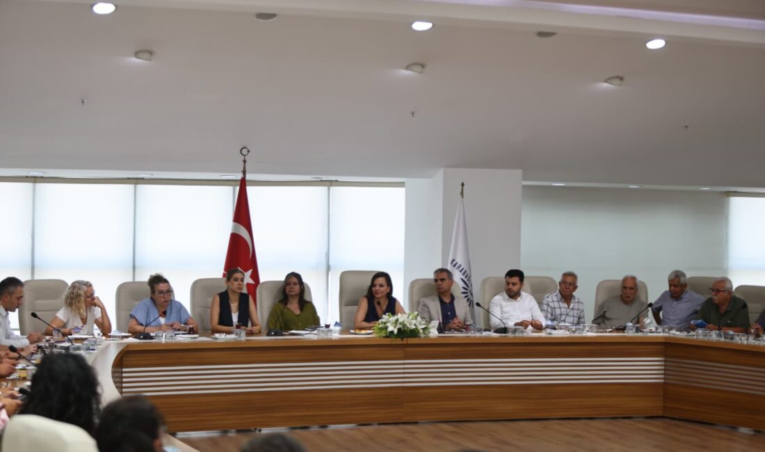 Karabağlar Belediye Başkanı Helil Kınay, İzmir’deki meslek odalarının temsilcileriyle bir