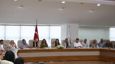 Karabağlar Belediye Başkanı Helil Kınay, İzmir’deki meslek odalarının temsilcileriyle bir