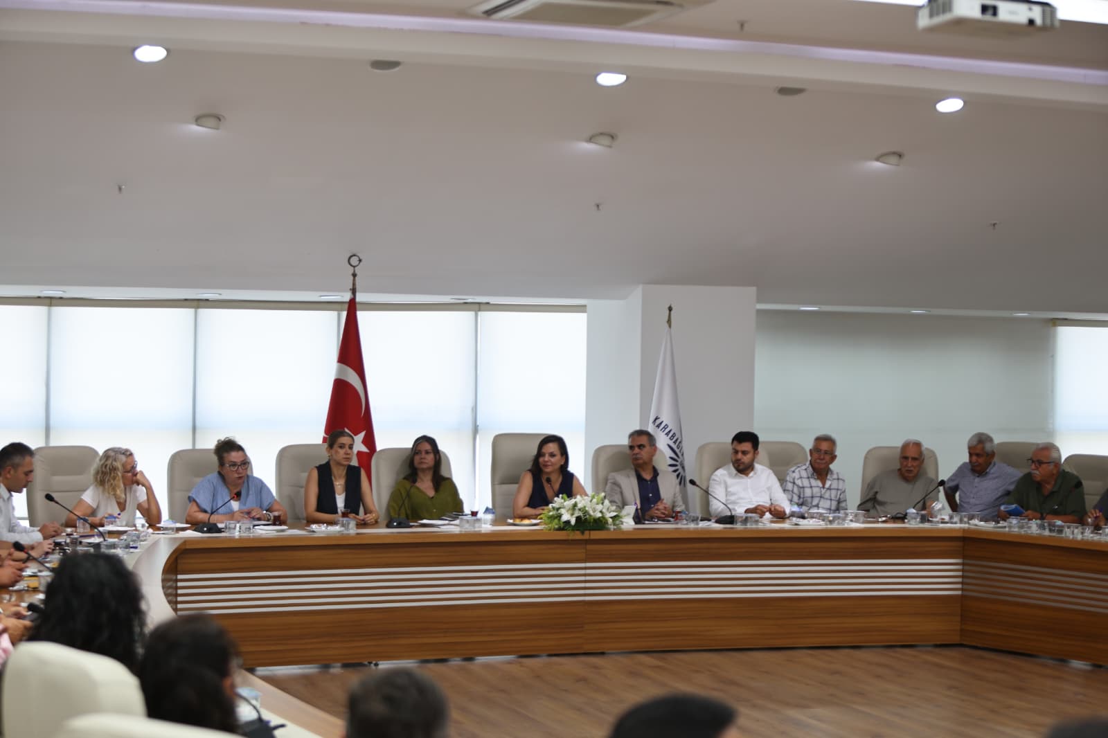 Karabağlar Belediye Başkanı Helil Kınay, İzmir’deki meslek odalarının temsilcileriyle bir