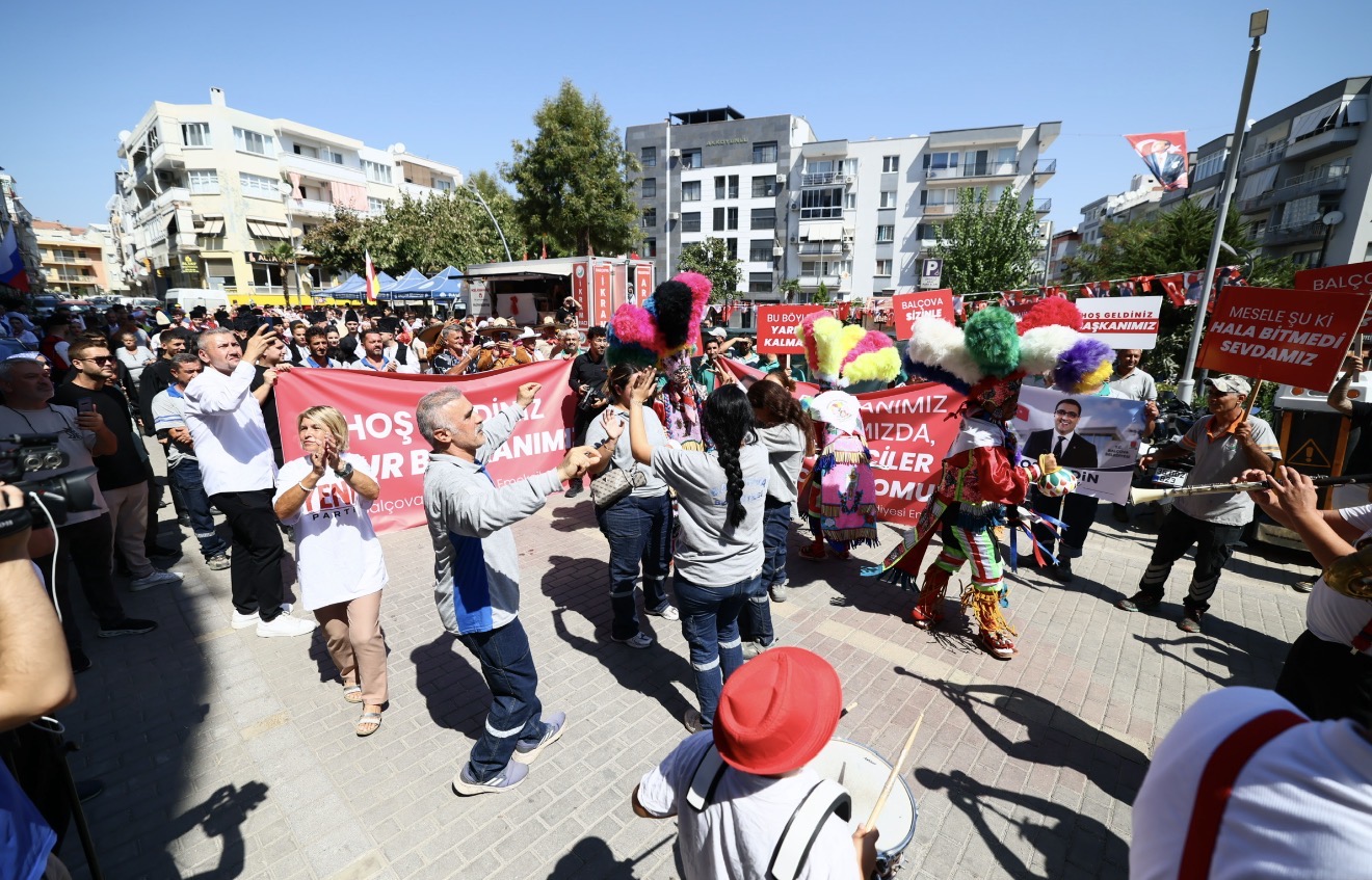 İçişleri Bakanlığı tarafından görevine iade edilen Balçova Belediye Başkanı Onur