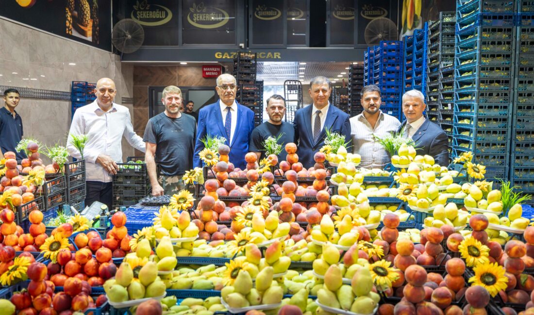 İzmir Sebze ve Meyve Hali’ni ziyaret eden Başkan Cemil Tugay,