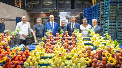 İzmir Sebze ve Meyve Hali’ni ziyaret eden Başkan Cemil Tugay,
