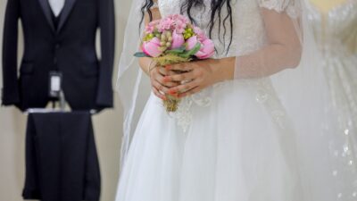 Bayraklı Belediyesi’nin &ldquo;Gelinlik ve Damatlık Evi&rdquo; projesi, evlilik hazırlığındaki ihtiyaç