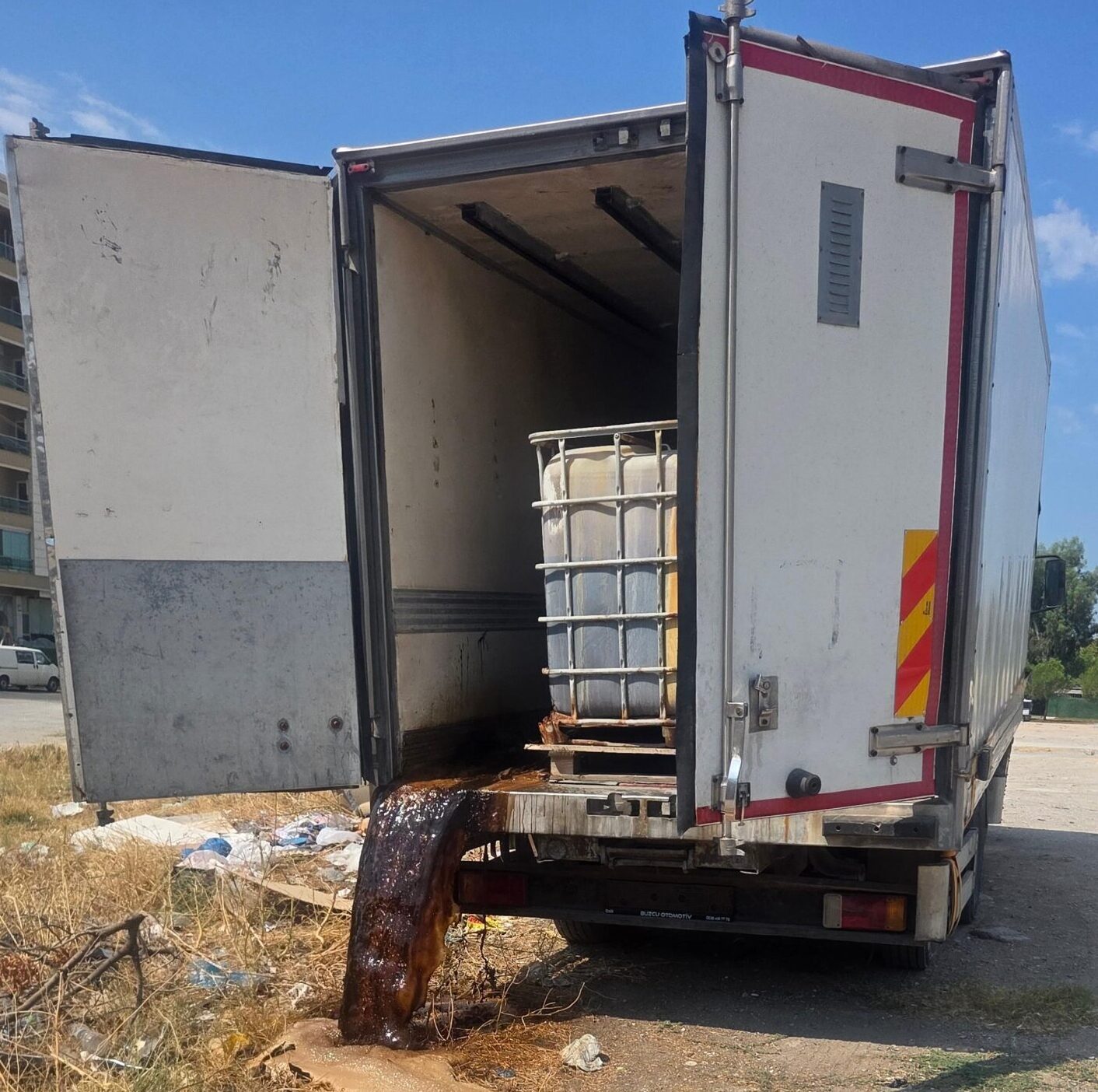 Bayraklı’da plakasız kamyonla atık döktüğü belirlenen kişi hakkında 5326 sayılı