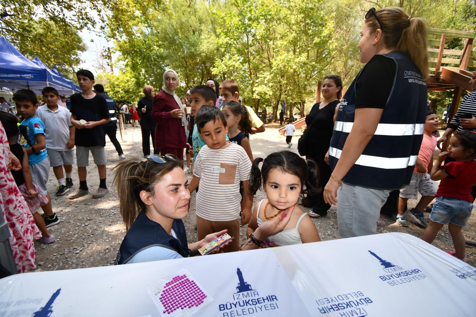 İzmir Büyükşehir Belediyesi’nin sosyal dayanışmayı güçlendirmek amacıyla düzenlediği piknikte, Bayraklı’nın
