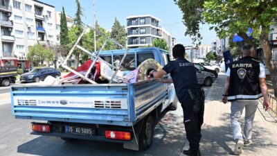 Bornova Belediyesi Zabıta Müdürlüğü ekipleri, Yeşilova Mahallesi’nde yaya ve araç