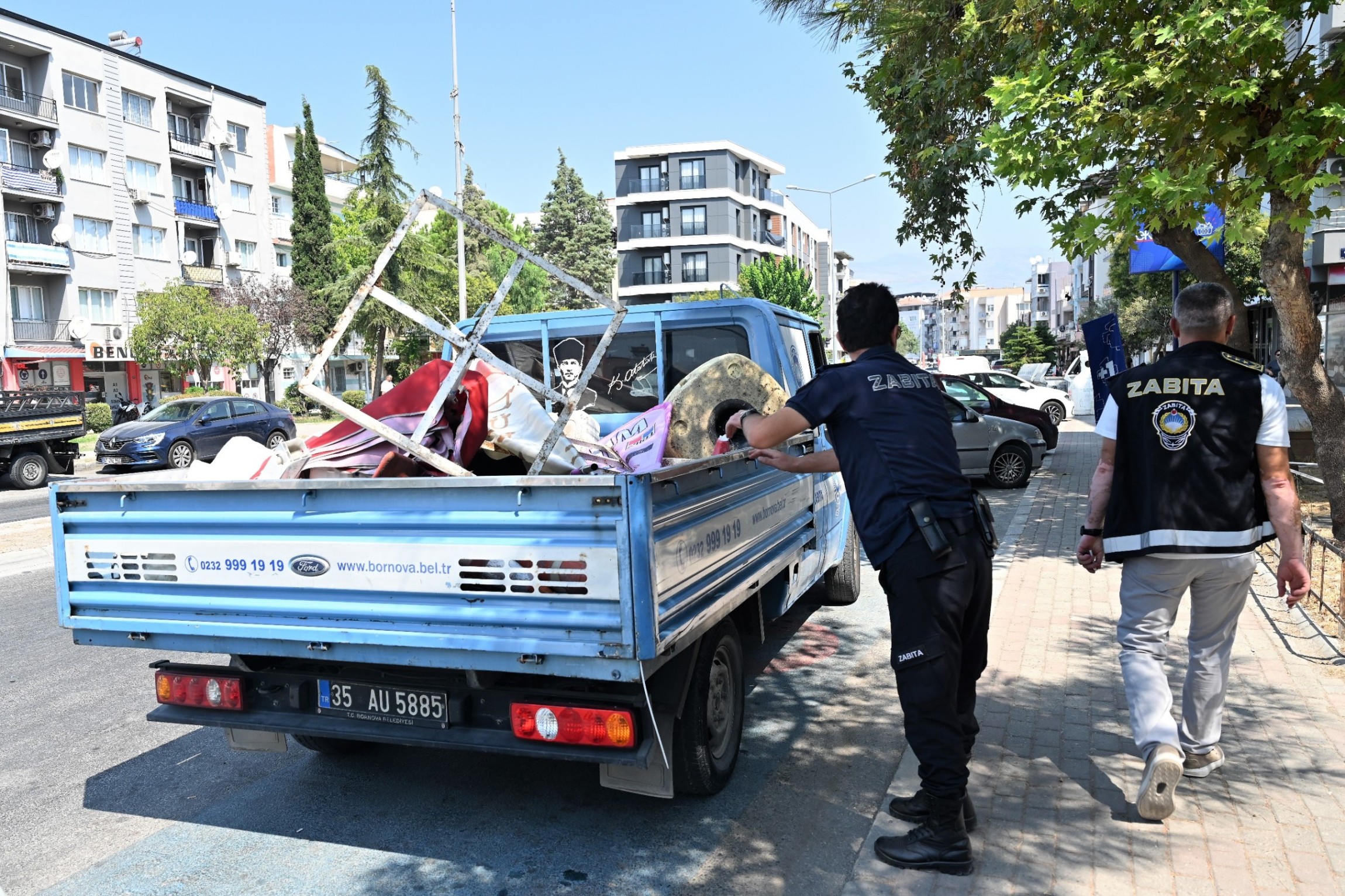 Bornova Belediyesi Zabıta Müdürlüğü ekipleri, Yeşilova Mahallesi’nde yaya ve araç