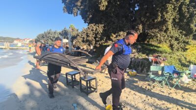 Çeşme Belediyesi Zabıta Müdürlüğü ekipleri, Boyalık bölgesindeki şezlong ve şemsiye