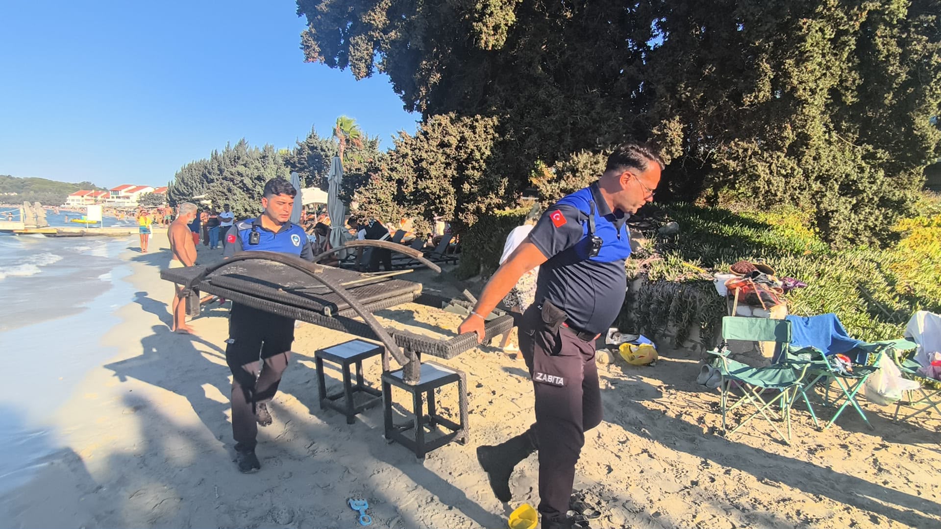 Çeşme Belediyesi Zabıta Müdürlüğü ekipleri, Boyalık bölgesindeki şezlong ve şemsiye