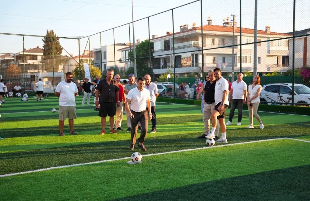 Çeşme Belediyesi’nin yenilediği halı sahalarda düzenlenen spor etkinlikleri başladı. &ldquo;Yenilenen