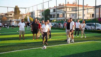 Çeşme Belediyesi’nin yenilediği halı sahalarda düzenlenen spor etkinlikleri başladı. &ldquo;Yenilenen