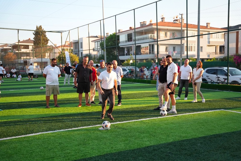 Çeşme Belediyesi’nin yenilediği halı sahalarda düzenlenen spor etkinlikleri başladı. &ldquo;Yenilenen