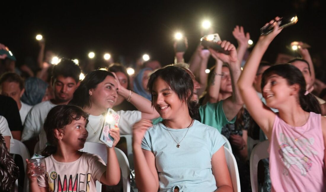 Çiğli Belediyesi’nin yaz akşamlarını kültür ve sanatla buluşturduğu Mahalle Sinema
