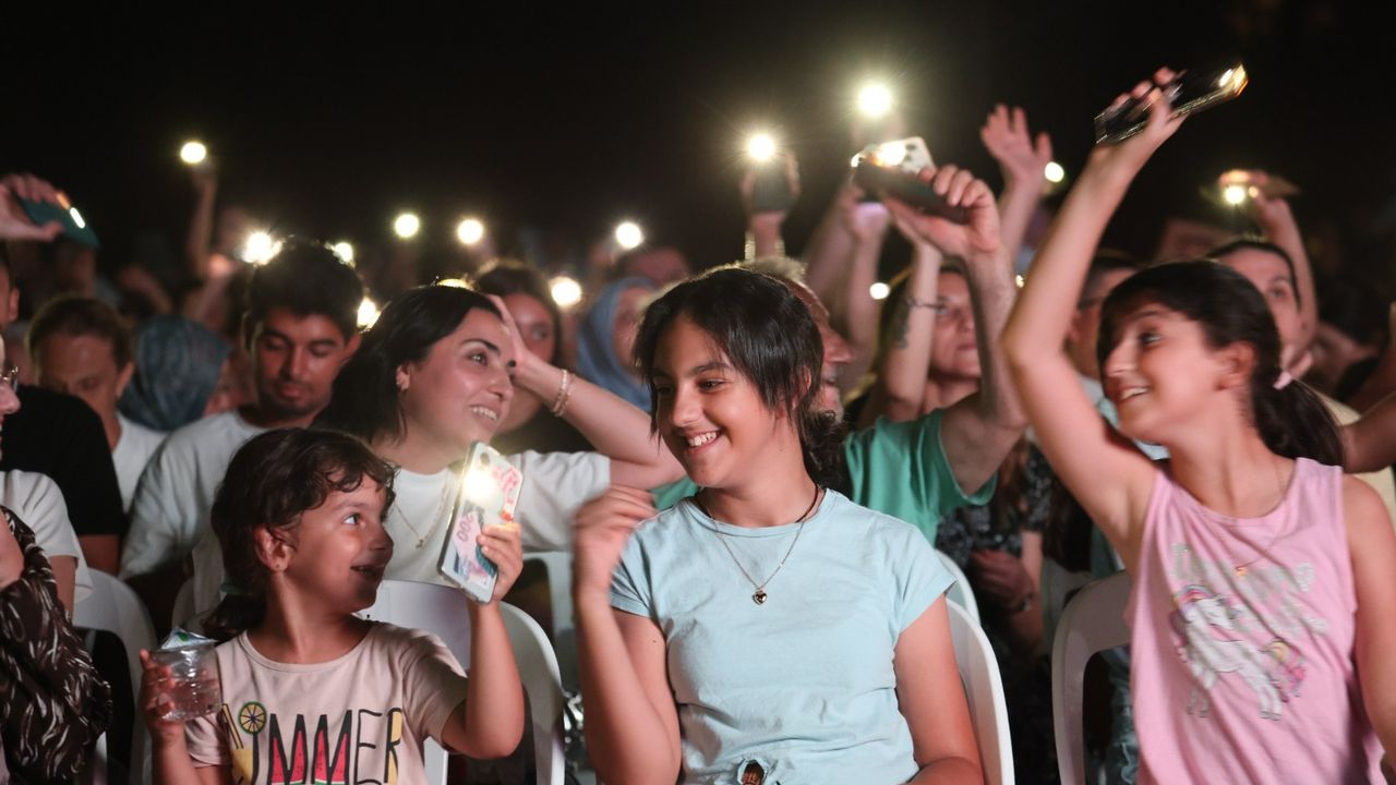Çiğli Belediyesi’nin yaz akşamlarını kültür ve sanatla buluşturduğu Mahalle Sinema