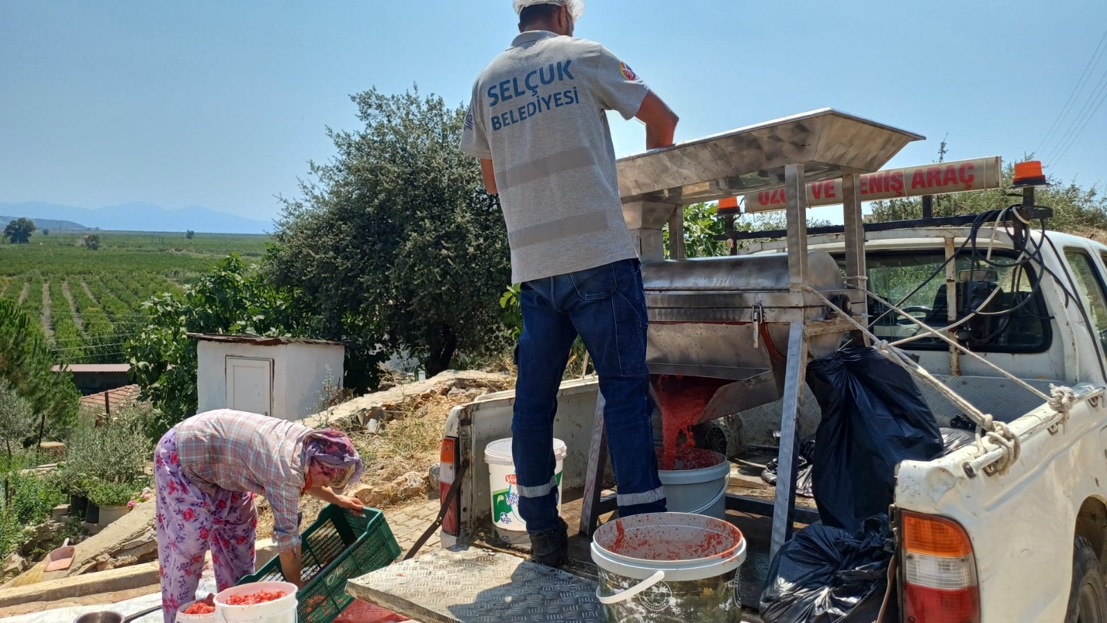 Efes Selçuk Belediyesi, kış hazırlığı yapan vatandaşların geleneksel salça yapımını