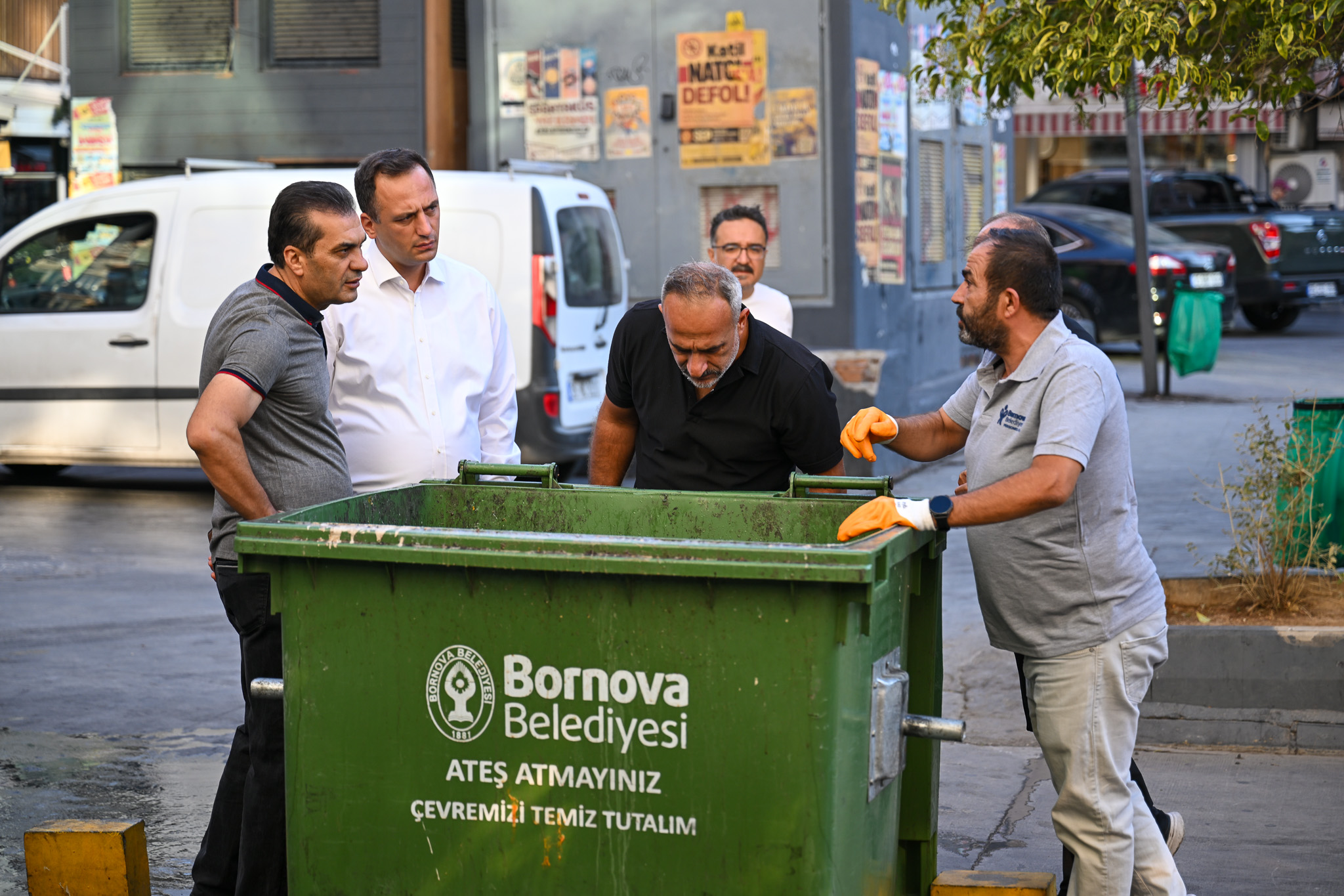 Bornova Belediye Başkanı Ömer Eşki, günün ilk ışıklarıyla Küçükpark’ta yürütülen