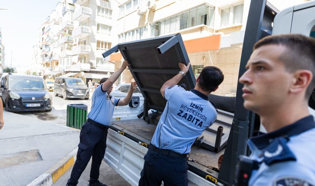 İzmir’de yaya trafiğinin yoğun olduğu ana arterlerde eş zamanlı gerçekleştirilen