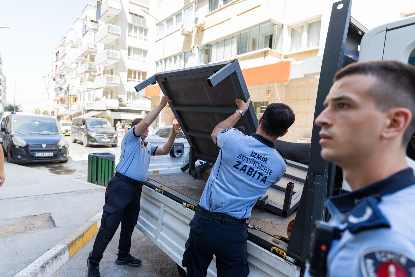 İzmir’de yaya trafiğinin yoğun olduğu ana arterlerde eş zamanlı gerçekleştirilen