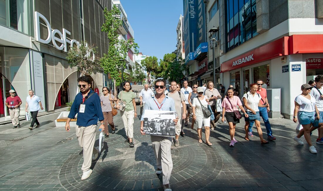Karşıyaka Belediyesi’nin Açık Hava Kent Müzesi projesi kapsamında hazırladığı &ldquo;Atatürk’ün